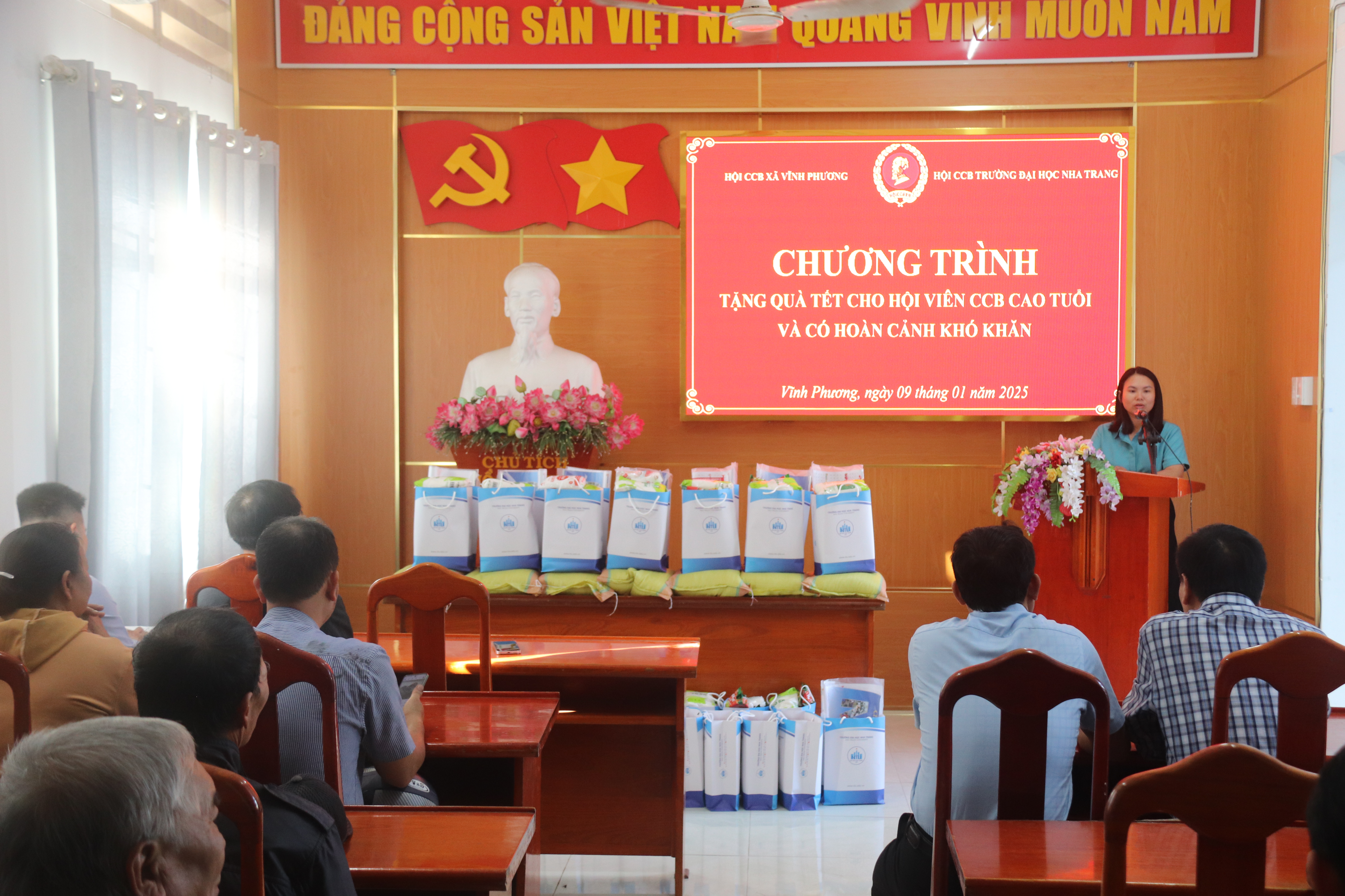 Hội Cựu chiến binh Trường Đại học Nha Trang tặng quà tại xã Vĩnh Phương