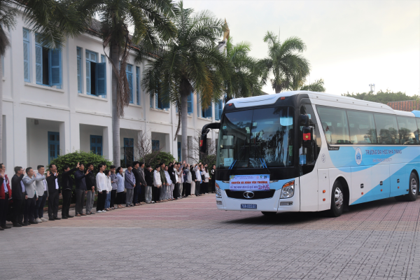 Trường Đại học Nha Trang tổ chức "Chuyến xe xuân yêu thương" đưa sinh viên về quê ăn Tết