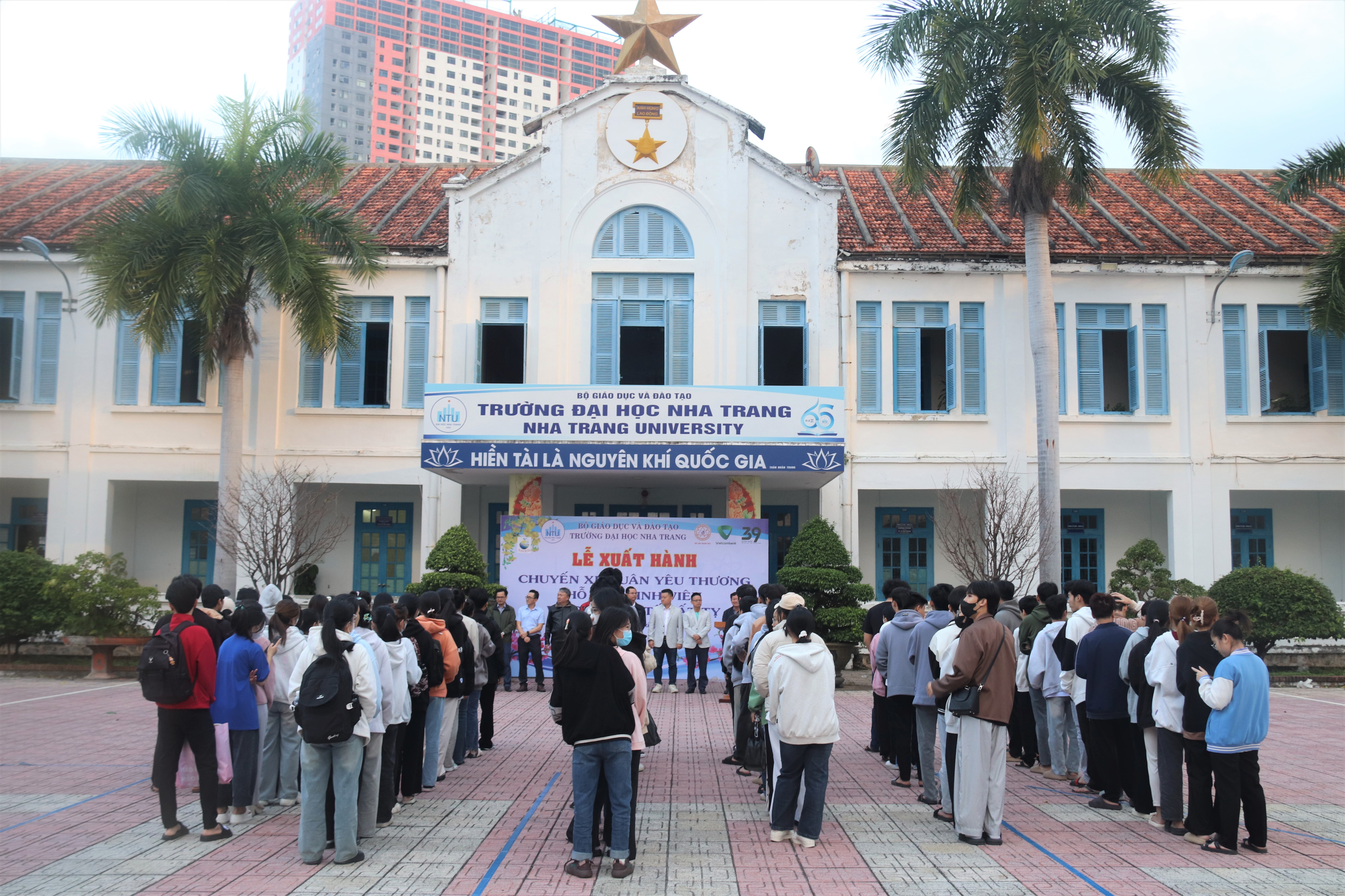 Trường Đại học Nha Trang tổ chức "Chuyến xe xuân yêu thương" đưa sinh viên về quê ăn Tết