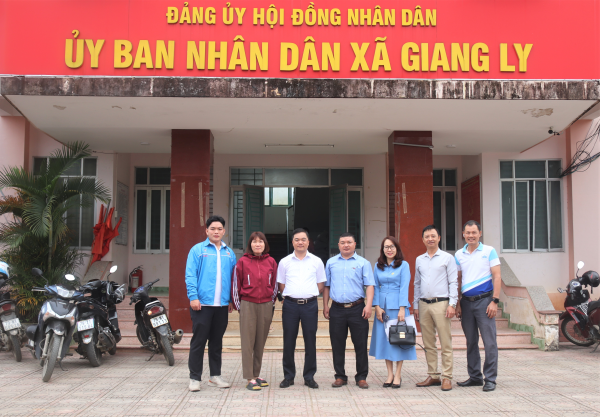 Trường Đại học Nha Trang thăm và tặng quà Tết cho các hộ gia đình khó khăn tại xã Giang Ly