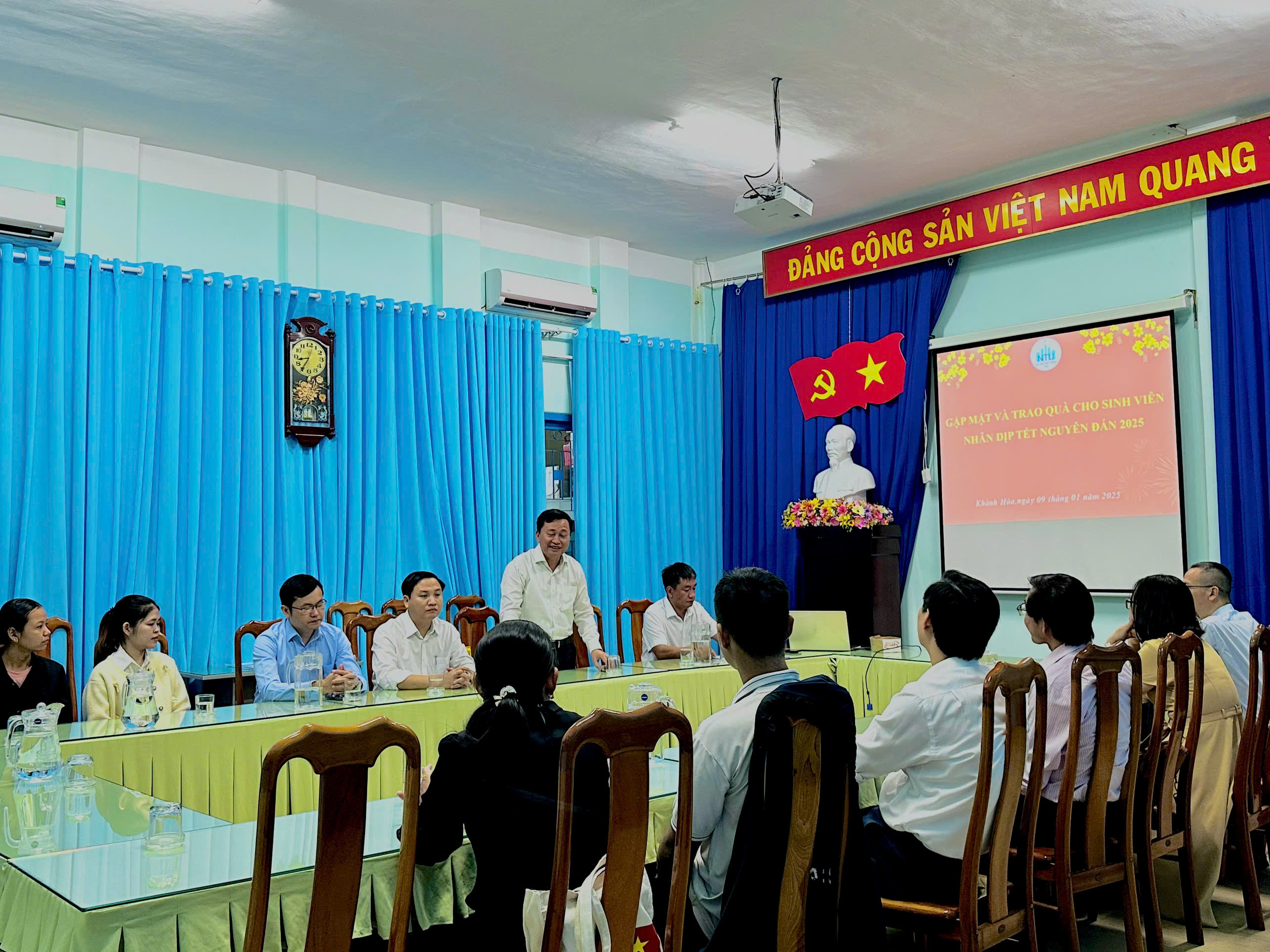 Trường Đại học Nha Trang thăm hỏi, tặng quà sinh viên có hoàn cảnh khó khăn nhân dịp Tết Ất Tỵ 2025