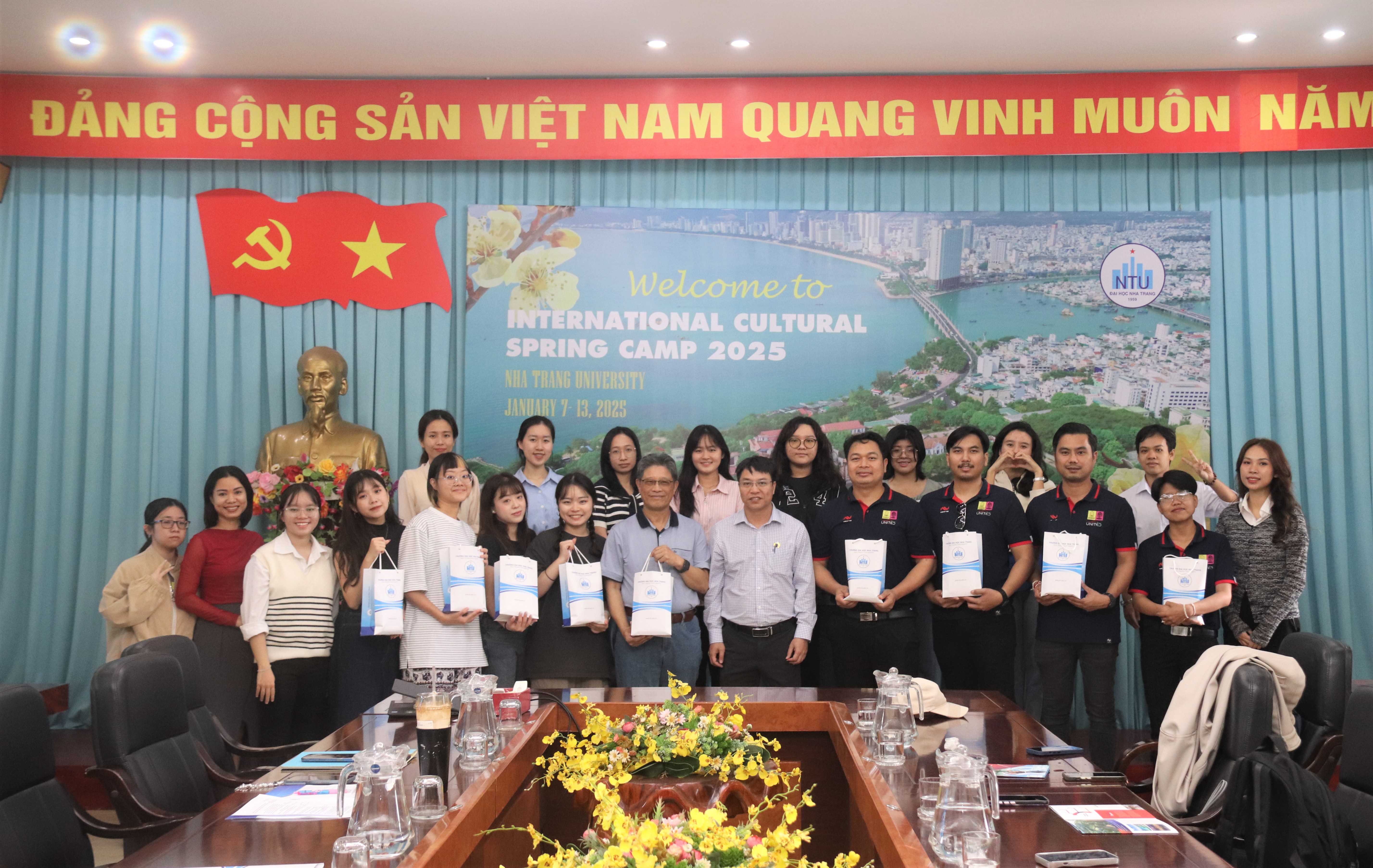 Trường Đại học Nha Trang tổ chức  Trại xuân văn hóa quốc tế - Tết Nguyên đán 2025