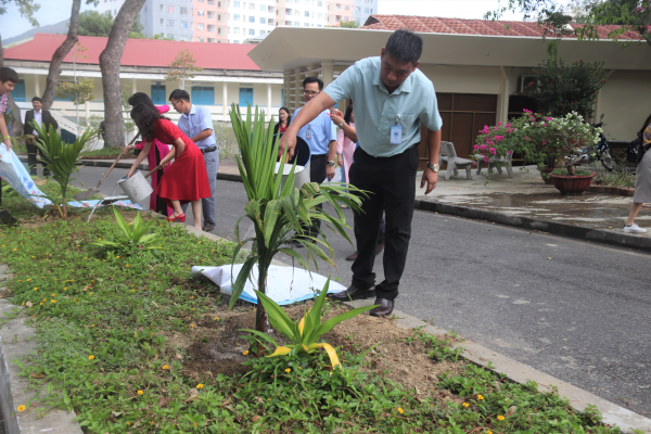 Trường Đại học Nha Trang tổ chức gặp mặt đầu năm  và phát động "Tết trồng cây"