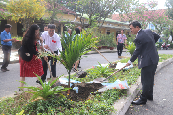 Trường Đại học Nha Trang tổ chức gặp mặt đầu năm  và phát động "Tết trồng cây"