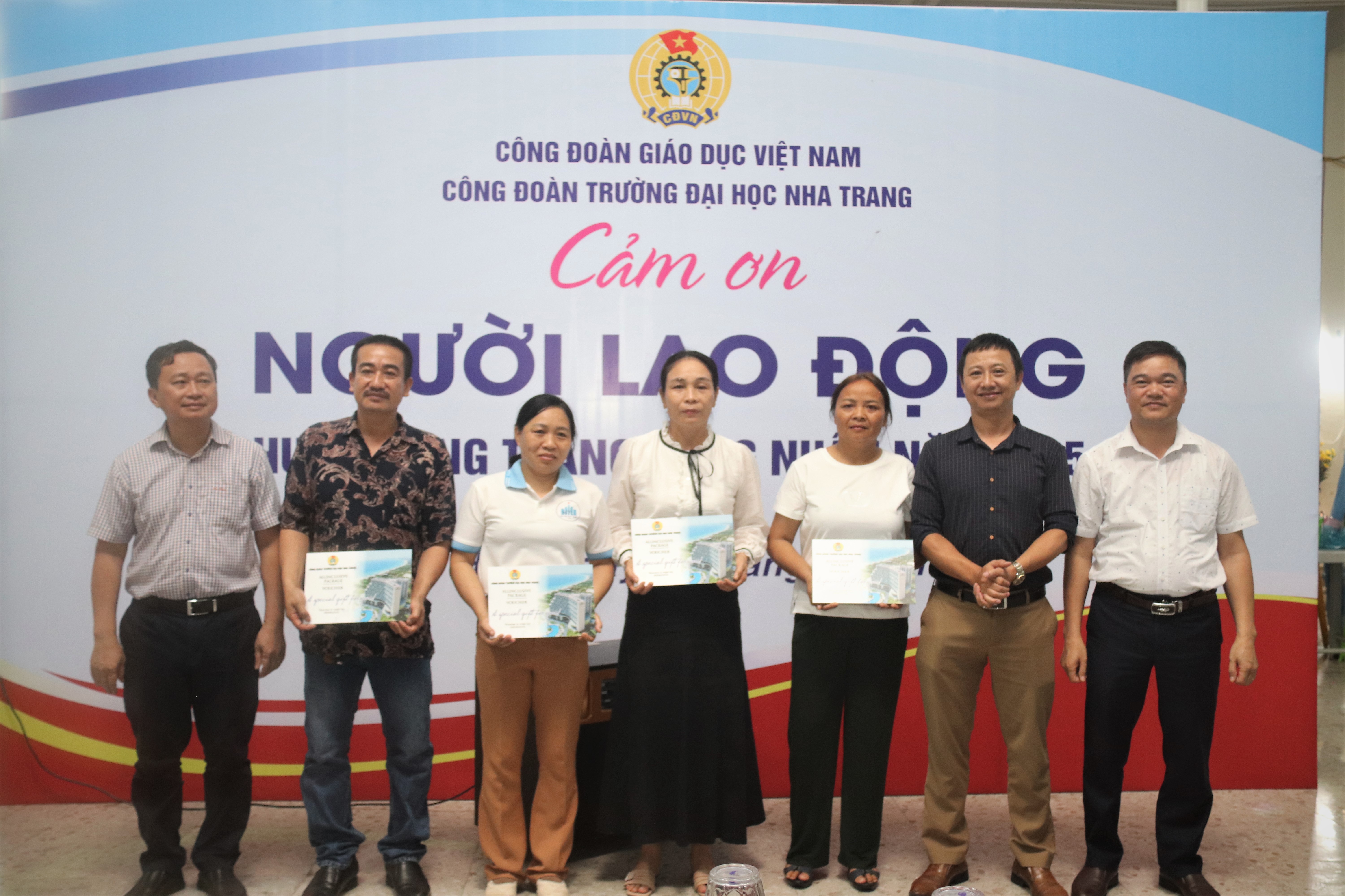 Công đoàn Trường Đại học Nha Trang tổ chức sinh hoạt chuyên đề  và tri ân người lao động