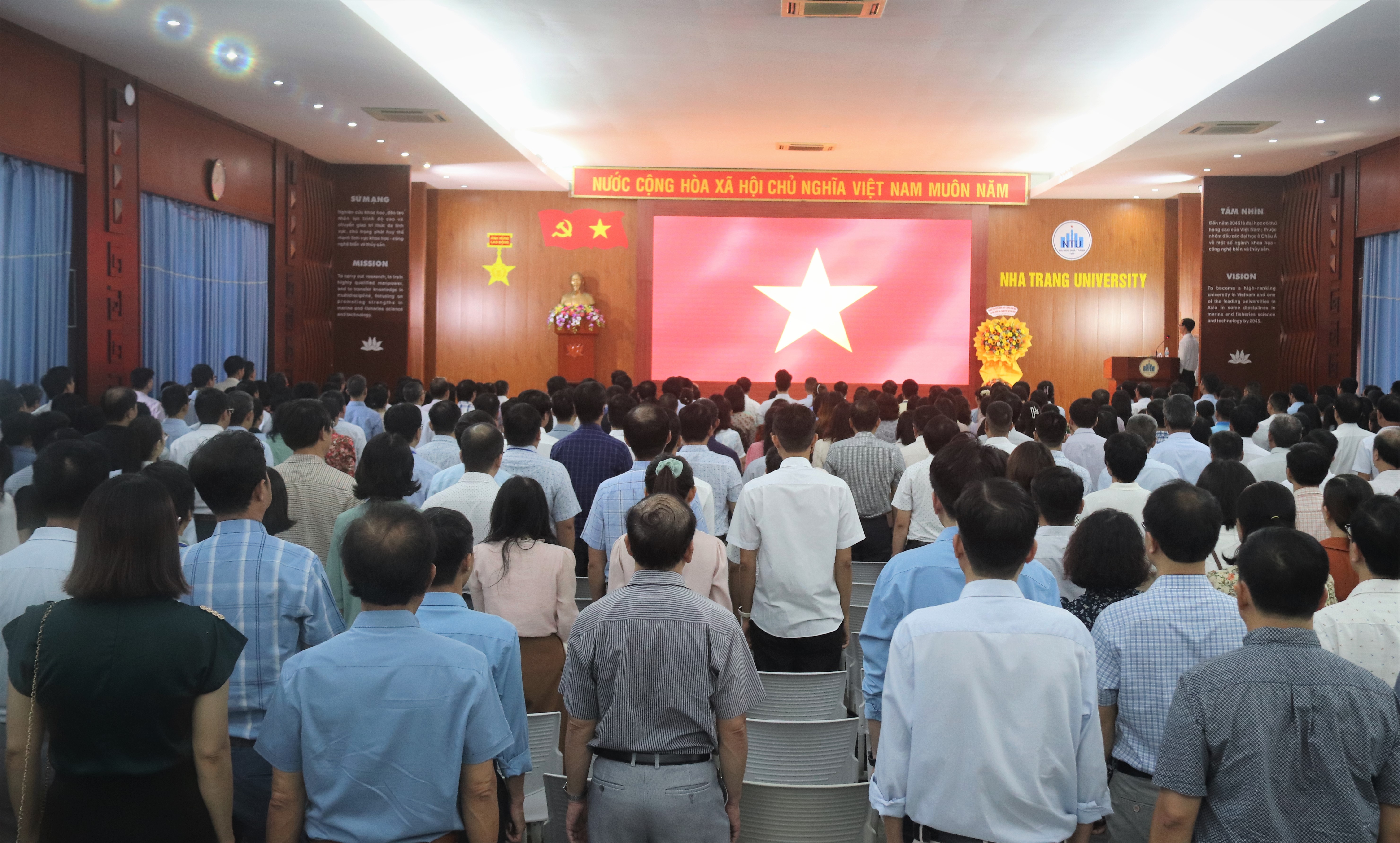 Trường Đại học Nha Trang tổ chức Lễ chào cờ Quý III năm 2025